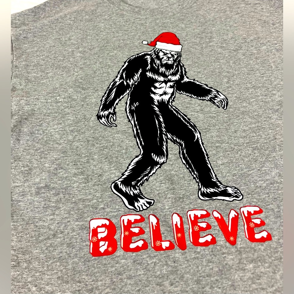 Believe Big Foot Christmas Sasquatch X-Mas Santa Hat Gray Tee